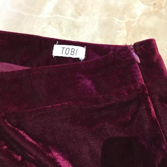 TOBI Red Wine Velvet High-waist Shorts S Like New - Picture 3 of 4